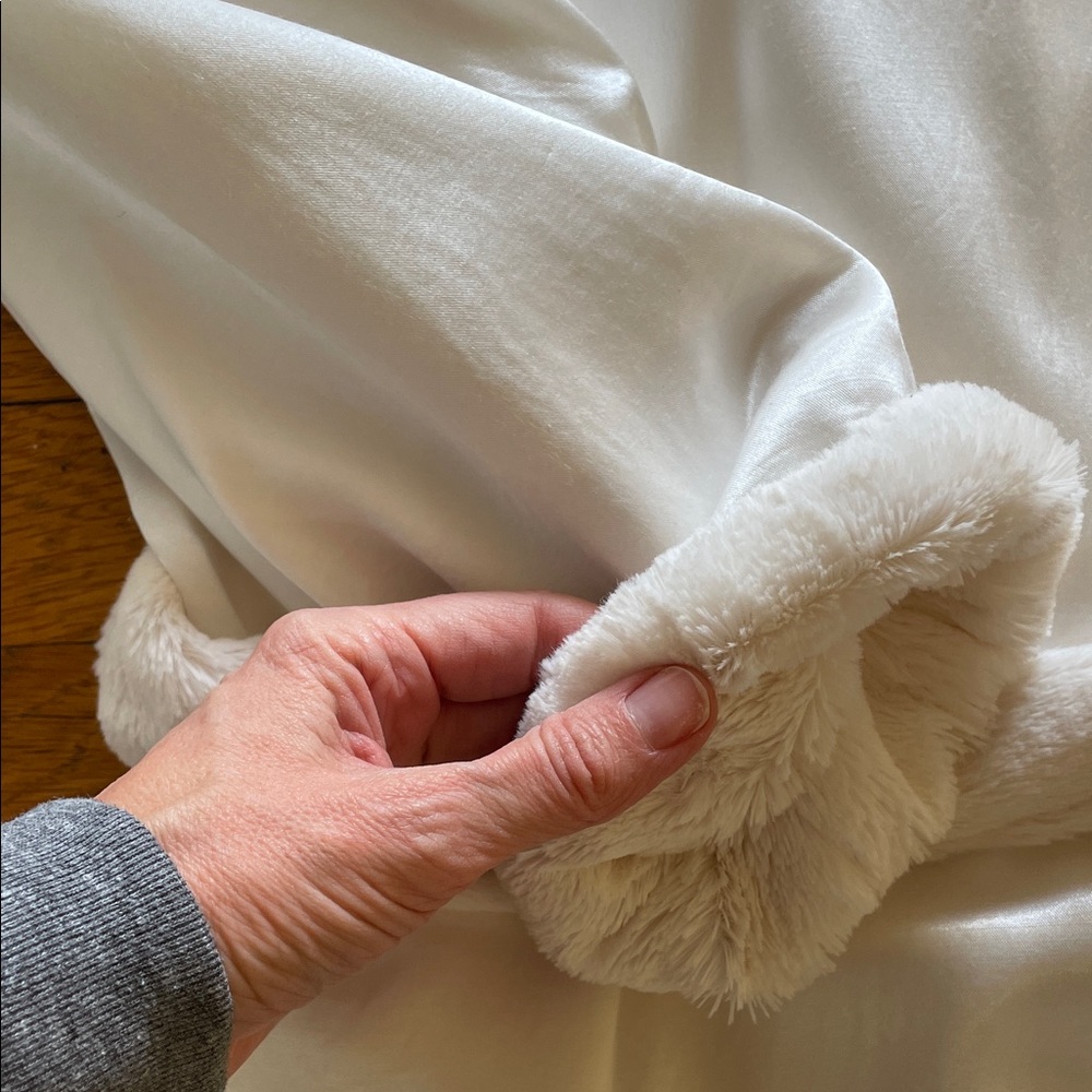 Giraffe at Home Cozy Cream Satin/Plush Robe - Picture 8 of 13